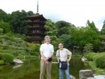 香山公園内の瑠璃光寺五重塔にて。